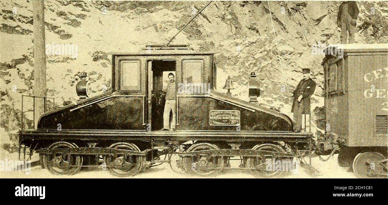 . Il giornale ferroviario di strada . LOCOMOTIVA ELETTRICA A HOBOKEN questa locomotiva assomiglia nell'aspetto all'elettriclocomotiva B. & O. e le sue dimensioni sono le seguenti: Lunghezza su tutti i 29 piedi. Larghezza su tutti i 8 piedi. Cavalletto per carrello Heighthover 13 piedi Passo 5 piedi 6 poll. Centri del carrello 12 ft. 9 poll. Peso totale su tutti i conducenti. 10,000 lb trazione barra di traino 57,000 è montato su due carrelli a quattro ruote, ciascun assale portante un motore General Electric 2000 con valore nominale di 135 h. p. dando alla locomotivesa un totale di 540 h. p. poiché viene utilizzato in strade aperte la sua velocità è di 8 miglia all'ora, durante il trasporto di un pesante lo Foto Stock