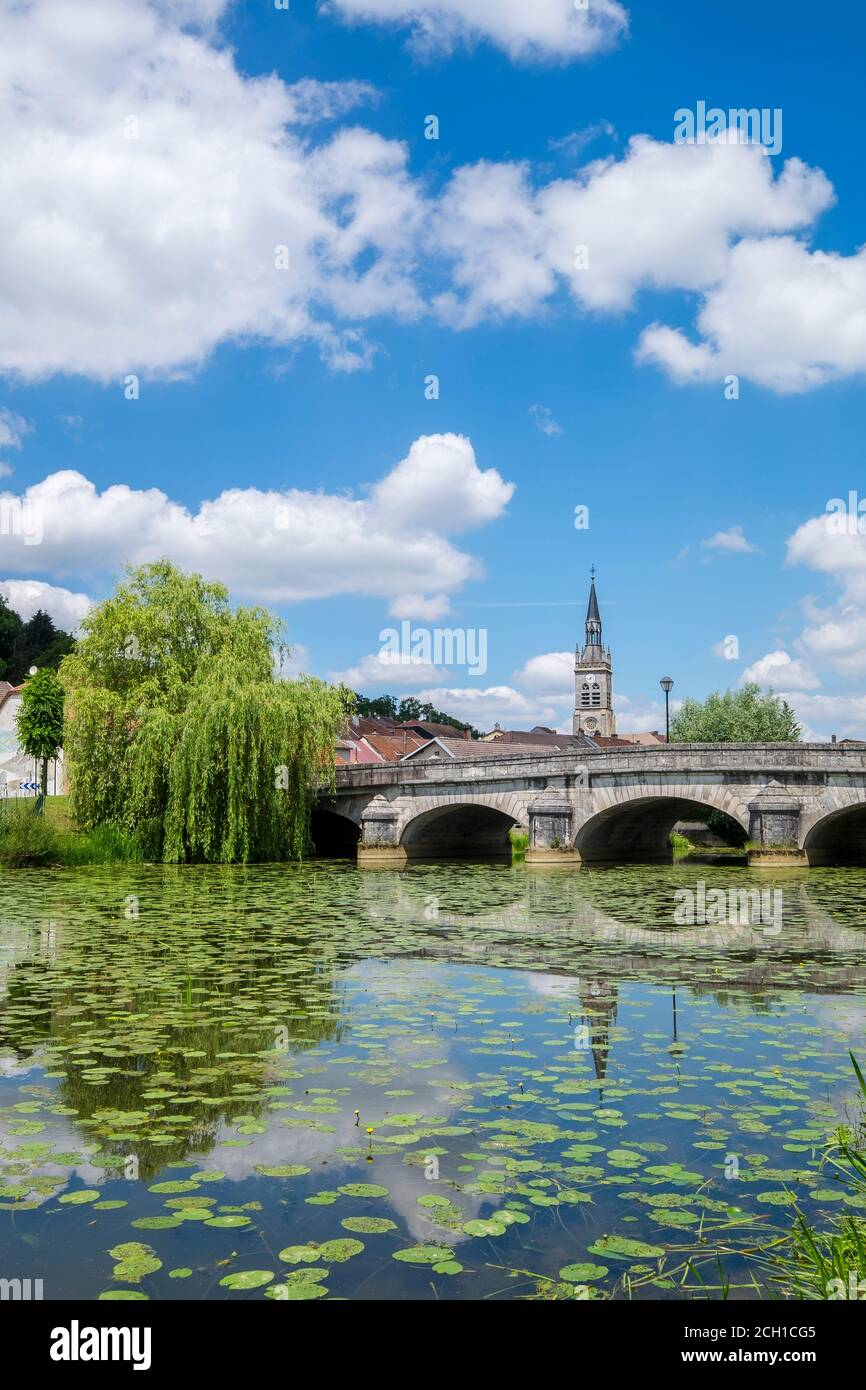 Bazoilles-sur-Meuse ponte e la chiesa riflesso nel fiume. Foto Stock