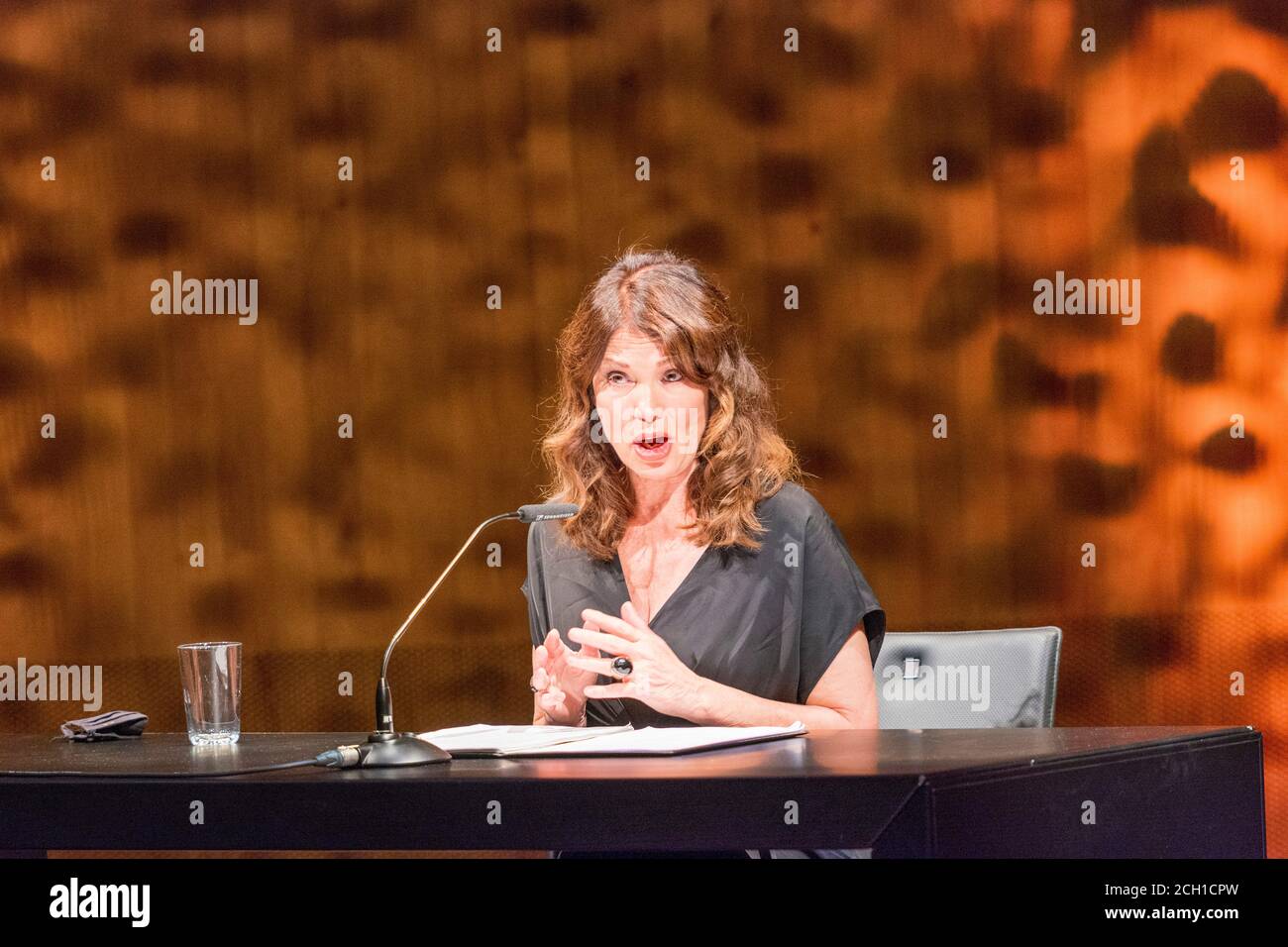 Schauspielerin Iris Berben il più grande Roger Willemsen WER WIR WAREN, Pianistin Olena Kushpler, Klarinettist Pablo Barragán, FESTIVAL Harbour Front SoundsHa Foto Stock