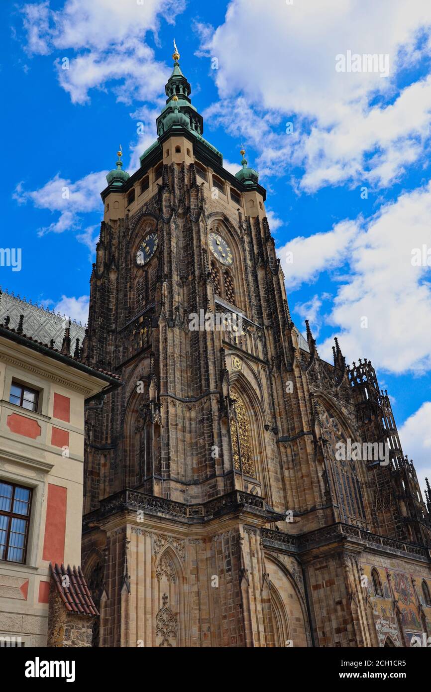 Praga, Repubblica Ceca - 5 luglio 2020: L'esterno della bella Cattedrale Ceca. La Cattedrale Metropolitana dei Santi Vito, Venceslao e Adalberto. Foto Stock