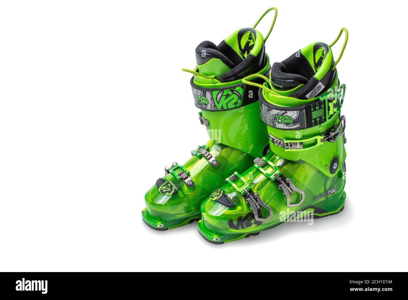 Mosca, Russia - 01 LUGLIO 2020: Ski Boot, Foto del nuovo K2 Pinnacle 130. K2 è l'originale marchio americano di sci e snowboard. Isolato su bianco Foto Stock