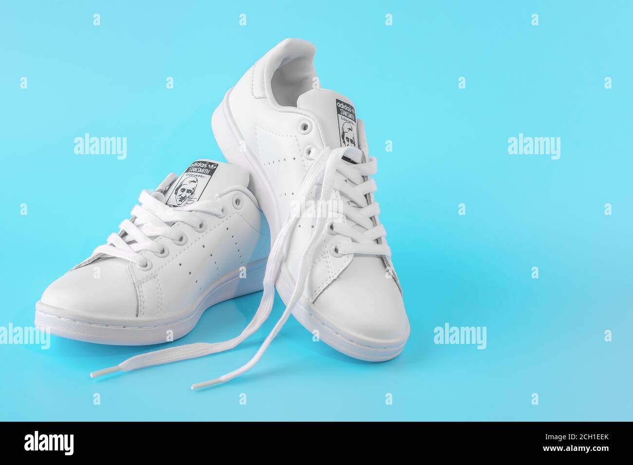 Mosca, Russia - 30 LUGLIO 2020: Scarpe bianche Adidas Stan Smith, Foto di  nuove sneakers bianche su sfondo blu. Adidas è un'azienda internazionale il  Foto stock - Alamy