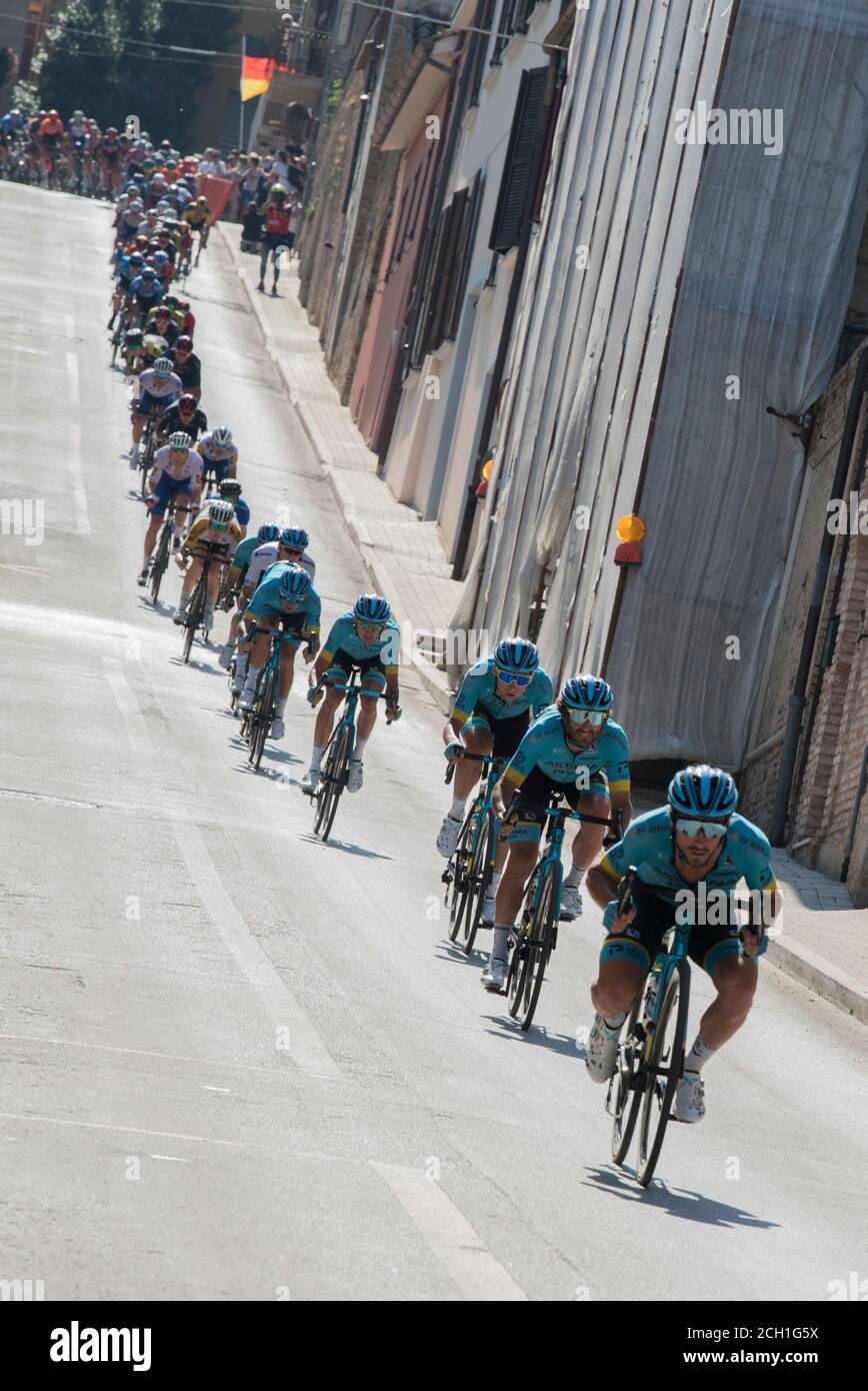 loreto, Italia, 13 settembre 2020, un momento di gara con gli uomini Astana in testa durante la 7^ Tappa Pieve Torina - Loreto, Ciclismo Tirreno Adriatico - Credit: LM/Roberto Bartomeoli/Alamy Live News Foto Stock