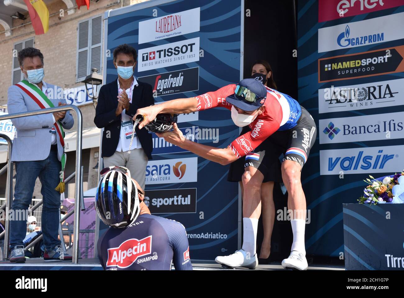 loreto, Italia, 13 Set 2020, Mathieu van der Poel (Alpecin - Fenix) vincitore della tappa sul podio durante la 7^ Tappa Pieve Torina - Loreto, Ciclismo Tirreno Adriatico - Credit: LM/Roberto Bartomeoli/Alamy Live News Foto Stock