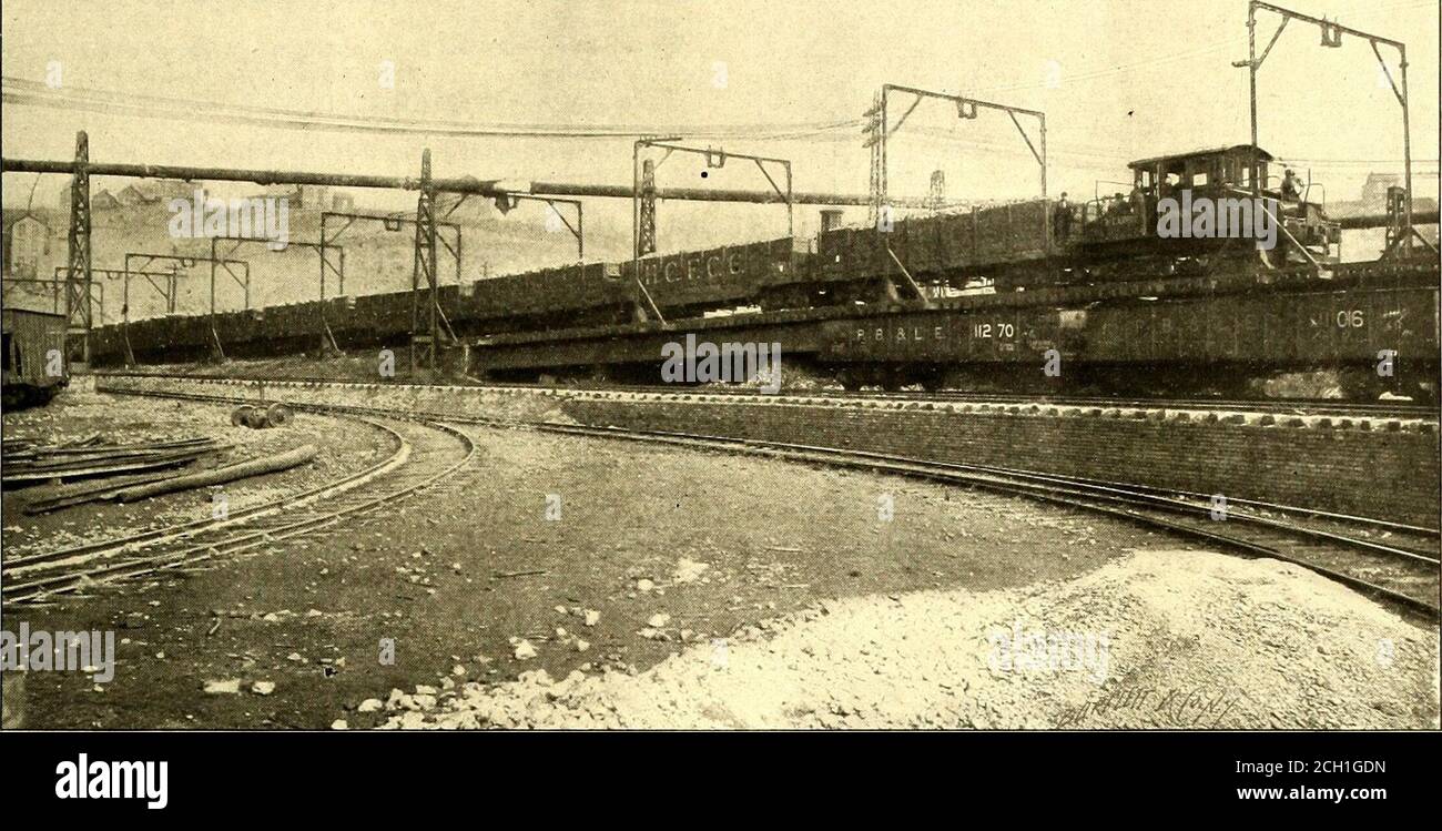 . Il giornale ferroviario di strada . FIG. 3.-LOCOMOTIVA ELETTRICA CHE TRASPORTA LEGNAME^TRAIN OF ATLANTIC COAST LUMBER COMPANY 13 SETTEMBRE 1902.] GIORNALE FERROVIARIO STRADALE. 355 tutti questi locomotori sono stati costruiti e attrezzati dalla Locomotiva Baldwin Works e dalla Westinghouse Electric &Manufacturing Company, che sono stati impegnati congiuntamente ininvestigando le particolari esigenze di questo servizio e sviluppare i motori esattamente come se appesi tra le ruote coningranaggi singoli. I piccoli locomotori a piedistallo a 4 ruote presentano solitamente cornici in legno, sostanzialmente unite nello stesso modo Foto Stock