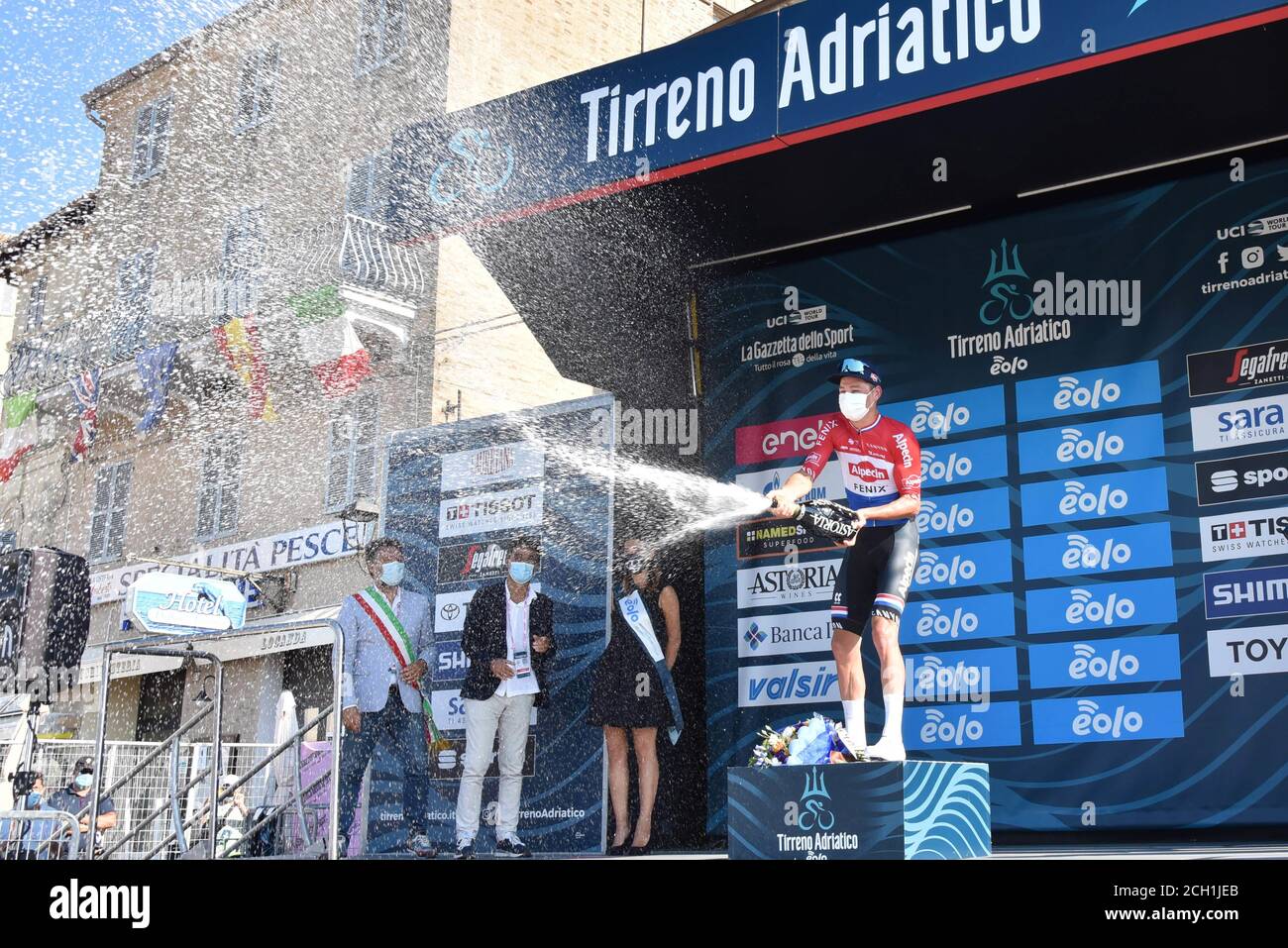 Loreto, Italia. 13 settembre 2020. loreto, Italia, 13 settembre 2020, Mathieu van der Poel (Alpecin - Fenix) vincitore della tappa sul podio durante la 7^ Tappa Pieve Torina - Loreto - Ciclismo Tirreno Adriatico - Credit: LM/Roberto Bartomeoli Credit: Roberto Bartomeoli/LPS/ZUMA Wire/Alamy Live News Foto Stock