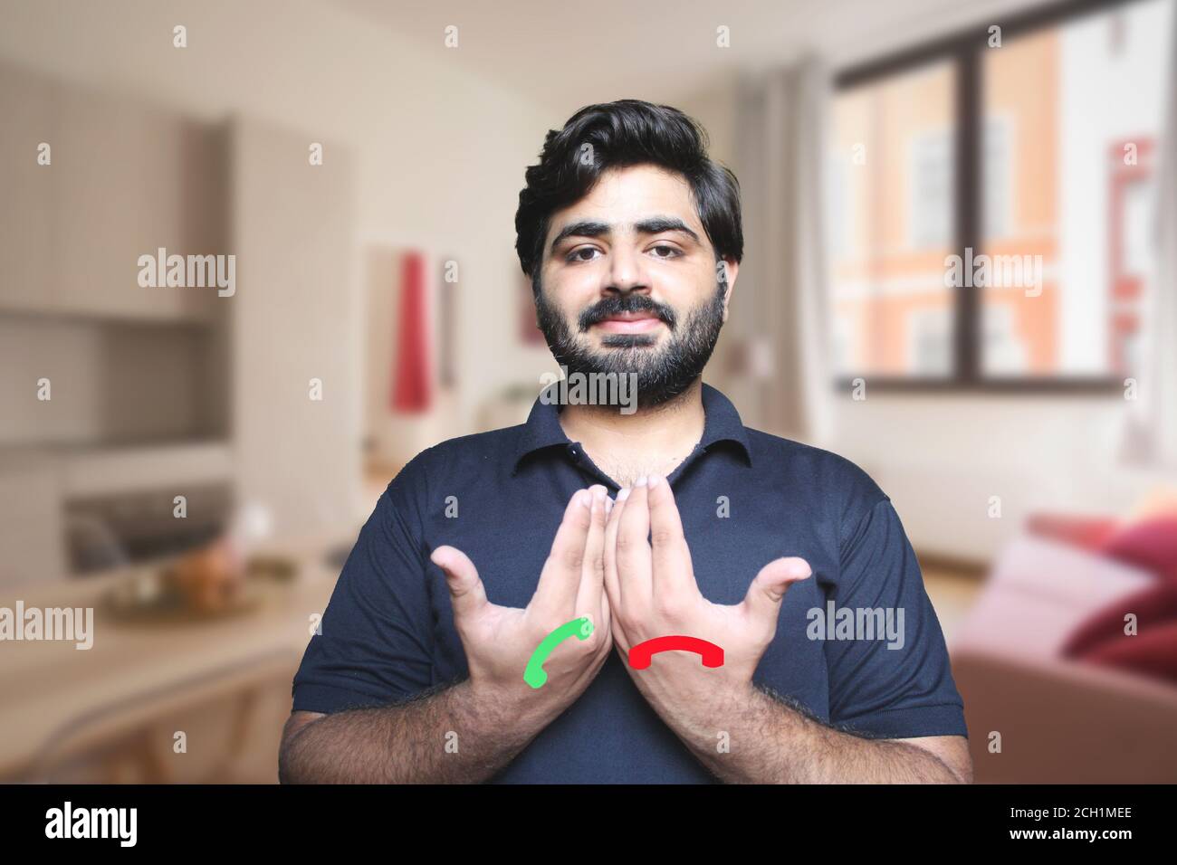 persona con disabilità uditiva che comunica tramite la lingua dei segni sul video chiama Foto Stock