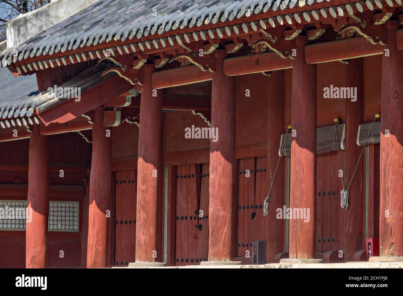 La Sala della Pace Eterna al Santuario di Jongmyo, un santuario confuciano dedicato alle camere spiritose per i re e le regine defunti della Dinastia Joseon coreana a Seoul, Corea. Foto Stock