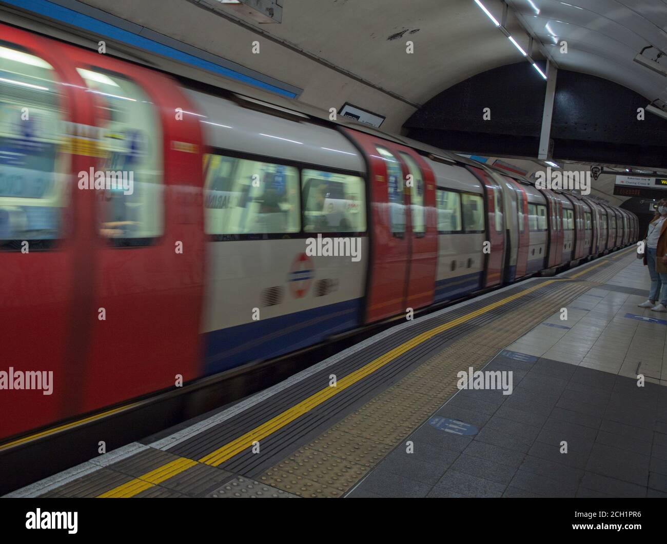 Il treno metropolitano di Londra ha visto entrare nella piattaforma della stazione a piena velocità. Foto Stock