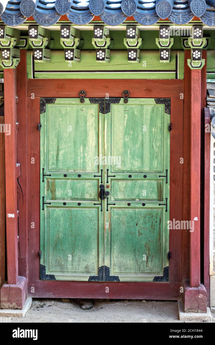 Una porta di legno verde alla residenza reale di Huijeongdang al Palazzo Changdeokgung a Seoul, Corea del Sud. Gli edifici sono stati la residenza privata per gli imperatori della Corea per 270 anni. Foto Stock