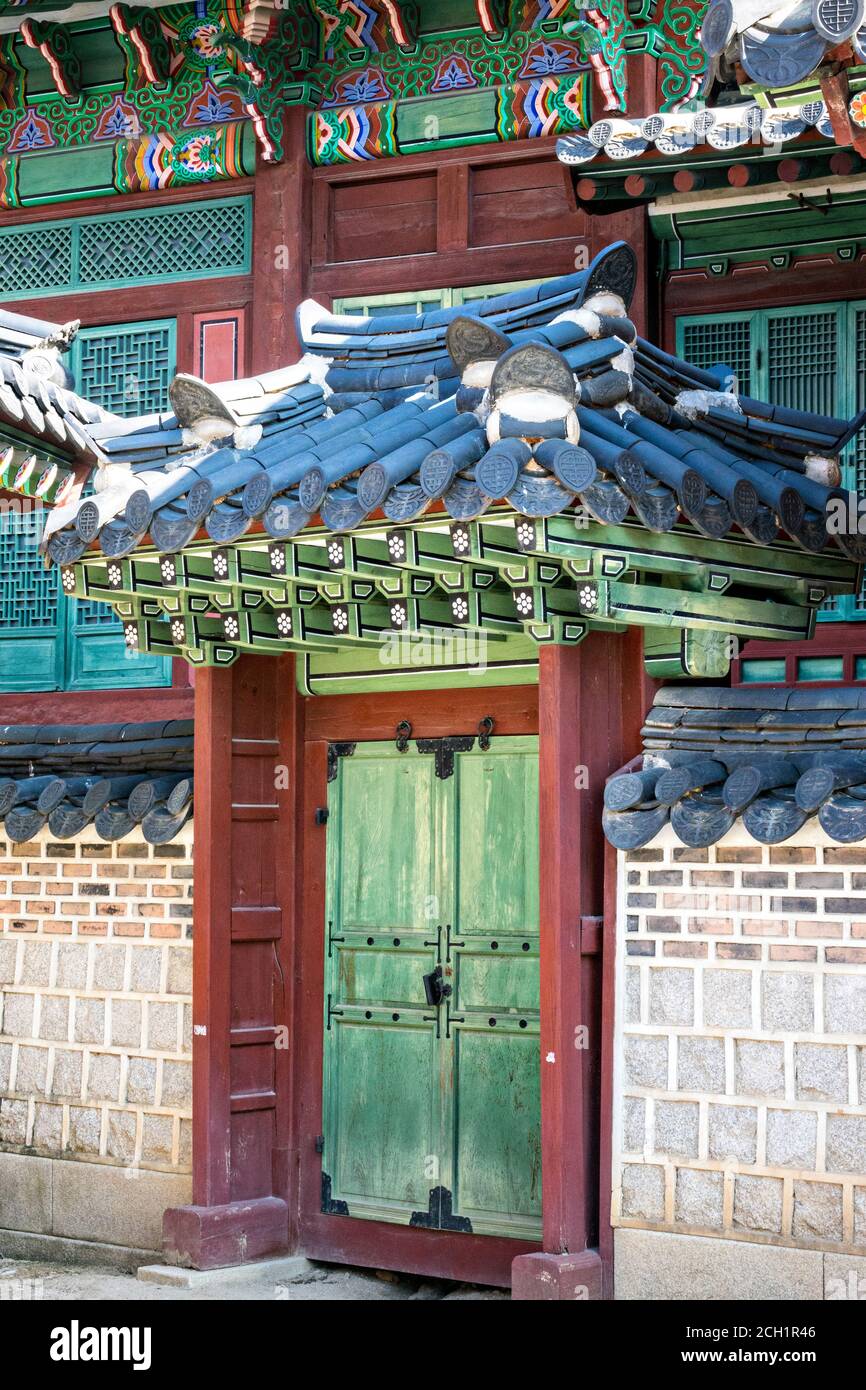 Una porta di legno verde alla residenza reale di Huijeongdang al Palazzo Changdeokgung a Seoul, Corea del Sud. Gli edifici sono stati la residenza privata per gli imperatori della Corea per 270 anni. Foto Stock