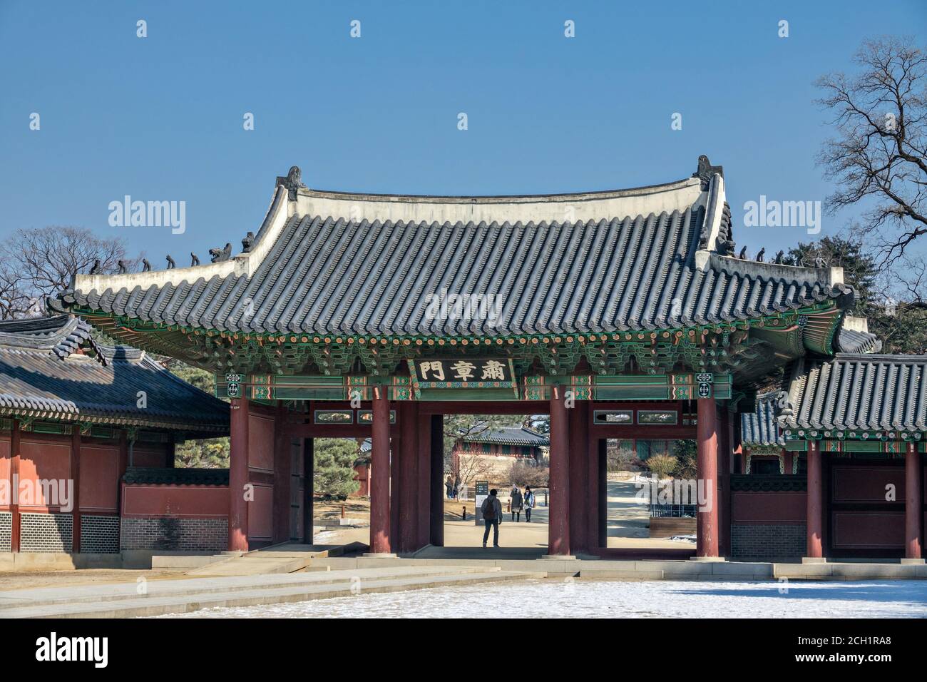 La porta Injeongmun che conduce alla Sala Injeongjeon al Palazzo Changdeokgung a Seoul, Corea del Sud. Il complesso è stato la residenza privata degli imperatori della Corea per 270 anni. Foto Stock