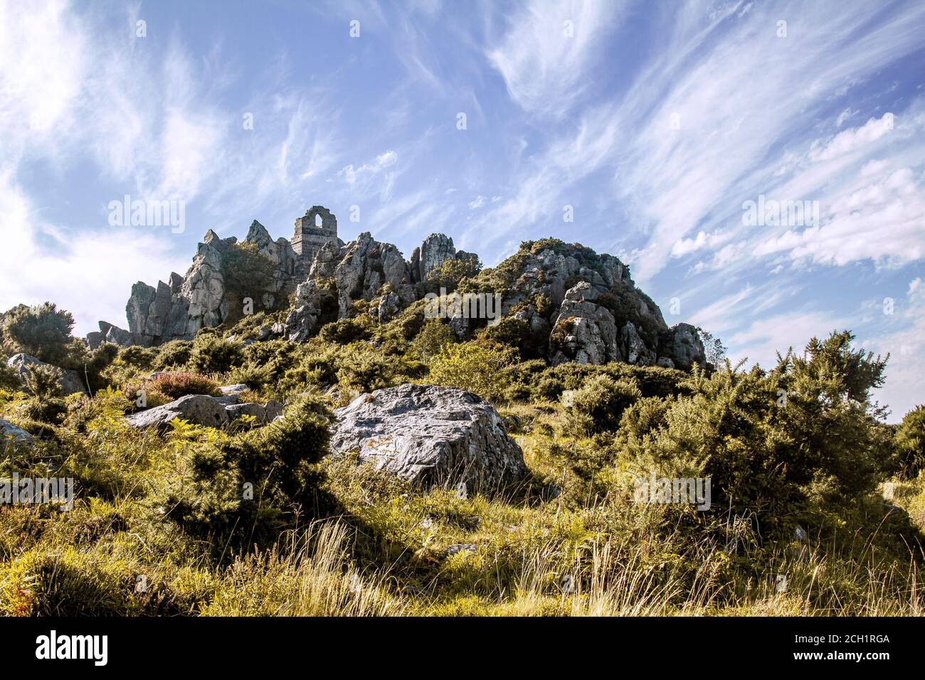 Cieli drammatici su Roche Rock, Roche, Cornovaglia Foto Stock