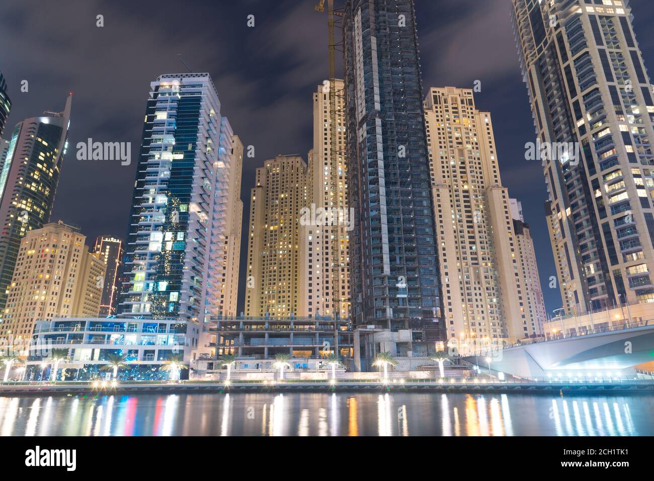 DUBAI, Emirati Arabi Uniti - NOVEMBRE, 20: VEW di Dubai Marina Promenade e moderne Torri. Emirati Arabi Uniti Foto Stock