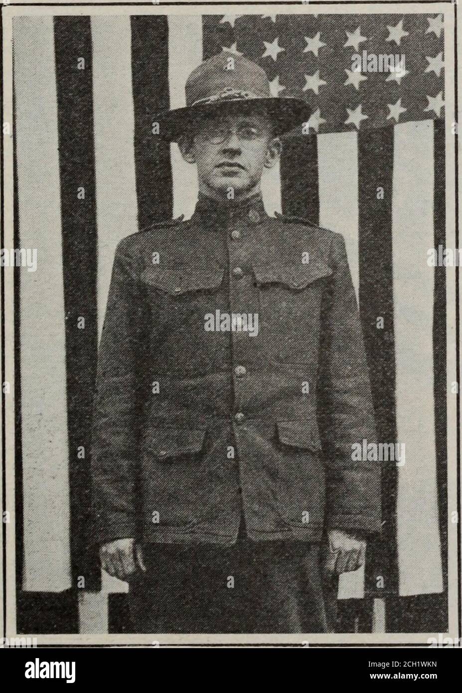 . Rivista dei dipendenti di Baltimora e Ohio . Junction, indossa un sorriso aparticularly felice dal maggio 27, in data in cui un giovane uomo è stato introdotto nella sua home.The giovane gentiluomo sarà chiamato HenryHoward Updegraff e Clarence, naturalmente, sarà chiamato papà. W. E. McCardell, ex yardmaster atDeForest Junction, è stato chiamato per il servizio militario, come ha l'impiegato di cantiere K. W. Richards, anche a quel punto. William D. Reed, pensionato yardmaster, ha di nuovo calpestato intothe la violazione e sta agendo come impiegato di cantiere fino a quando un uomo giovane può essere assicurato. Il sig. Reed, oltre settantuno anni di età, sta godendo di andare Foto Stock