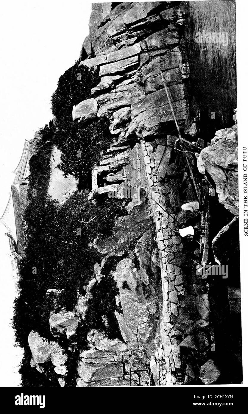 . Il risveglio della Cina, la riva settentrionale del flusso principale, ma alcuni missionari vivono all'interno delle mura, e quindi ho passato i primi anni della mia vita in Cina. Sopra le pareti, cospicue a distanza, si trova il pinnacolo di una pagoda alta, una struttura come quella di quelle che portano il nome, con otto spigoli e novemori. Originariamente progettati per i soli scopi oflook-outs, questi edifici ariosi hanno degenerato intoappliance di superstizione per attirare le buone influenze e per evitare il male. Non solo questa sezione della provincia ha un dialetto proprio, di tipo mandarino, ma il suo popolo po Foto Stock