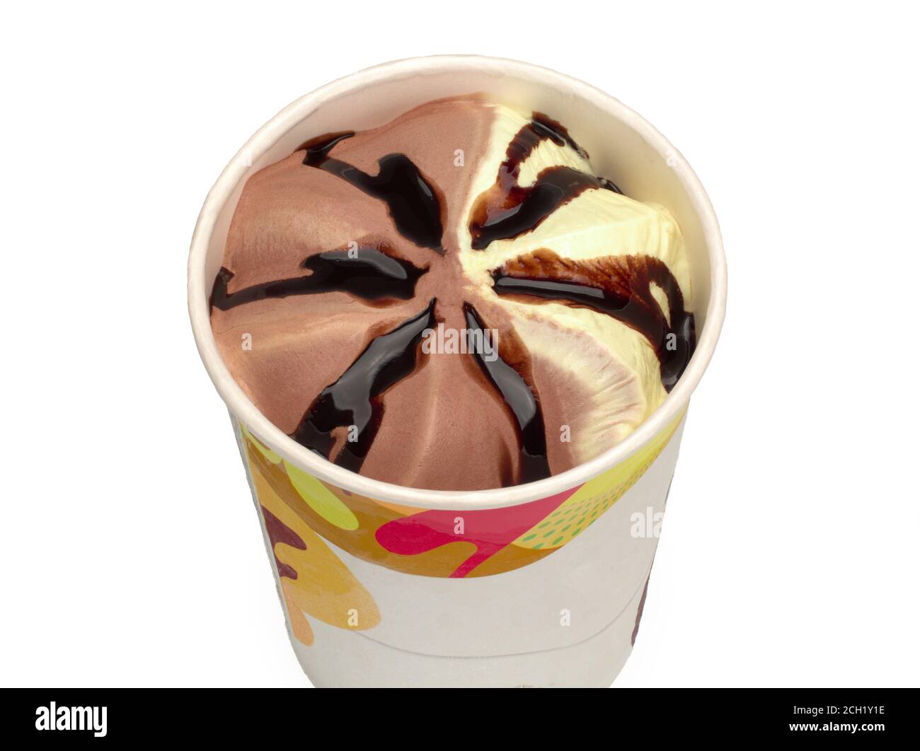 Gelato al limone al cioccolato con salsa al cioccolato su sckground bianco Foto Stock