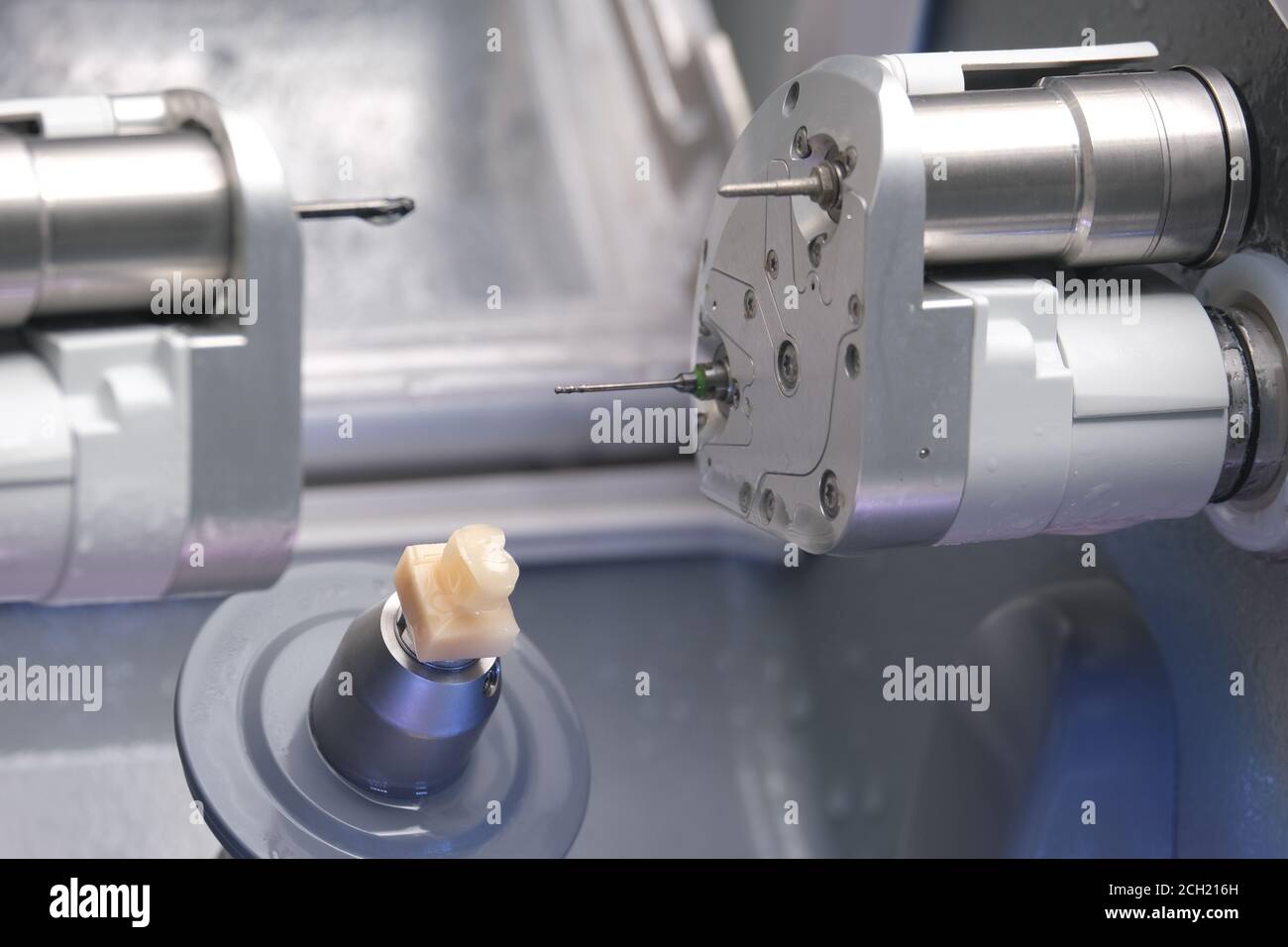 CAD CAM macchina assistita da computer dentale. Moderno laboratorio dentale digitale per la fresatura di protesi e corone Foto Stock