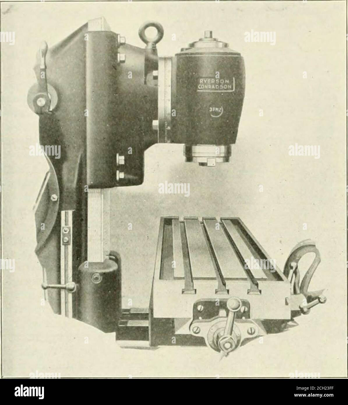 . Ingegnere meccanico ferroviario. Ovided, che va da 0,6 in. A 22.,? In. Al minuto. Ogni vite di avanzamento è dotata di un quadrante graduato con lettura a millefei di pollice e prontamente azzerato. Tutte le alimentazioni sono dotate di sei scatti e il tavolo può essere arrestato in qualsiasi posizione desiderata lungo la sua corsa. • l'attacco di fresatura verticale illustrato è realizzato in tre dimensioni, e fissato alla coda di rondine della colonna, non essendo presente alcuna de-pendenza sul braccio superiore. Il modello pesante ha lo stesso diametro del mandrino e lo stesso cuscinetto bronzeo del mandrino principale. Anche la piastra della faccia del foro conico e i tasti di guida Foto Stock