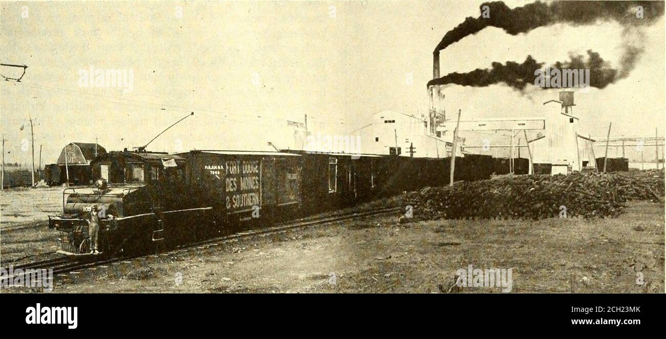 . Giornale ferroviario elettrico . 1 marzo 1919 Electric Railway Journal 397 Suggerimenti per il Freight Operator* di A. B. COLE Westinghouse Electric & Manufacturing Company. TRASPORTO di PES MOINES & SOUTHERN RAIL LATTE MANIPOLAZIONE è indubbia-edly uno dei più vecchi formsof servizio di trasporto su electriclines, e latte è generalmente uno dei thefirst merci per essere maneggiato byany linea che prende il trasporto operation.almost tutte le ferrovie elettriche hanno milkservice, e questo servizio è così valorabile per le comunità servite che il loss sarebbe di notevole valore non-tario. Si consideri, ad esempio, il traffico di latte Foto Stock