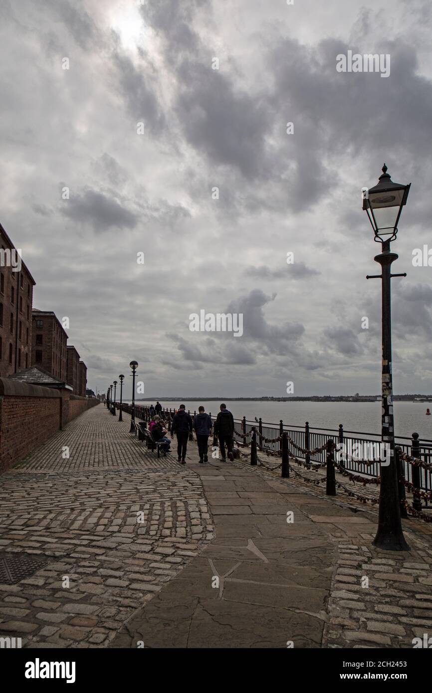 Vista che guarda giù un sentiero accanto al fiume Mersey a Liverpool, Inghilterra, presso l'Albert Dock. Foto Stock