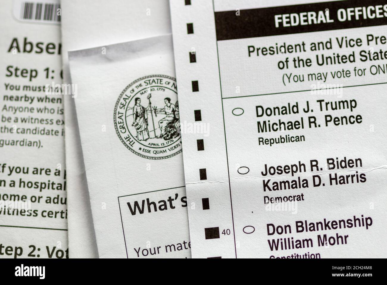 Una macro-shot mostra i nomi dei candidati presidenziali in uno scrutinio degli assenti, oltre a istruzioni e busta, per le elezioni generali del novembre 2020 Foto Stock