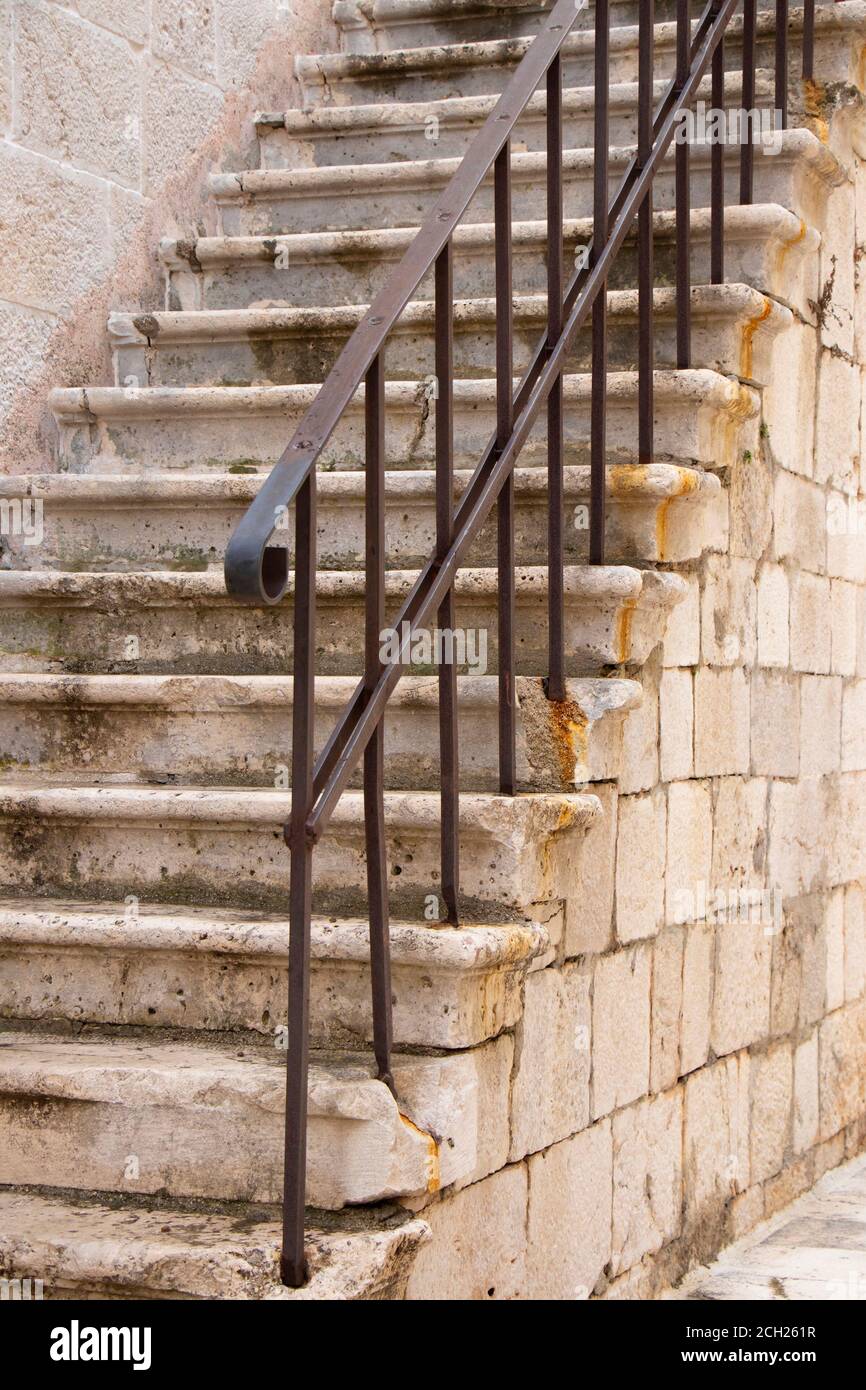 Antica scalinata in pietra all'aperto con recinzione in ferro, su una casa-chiesa di Vodice, Dalmazia Foto Stock
