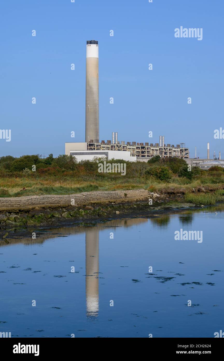 Fawley Power Station, Fawley, Southampton, Hampshire, Inghilterra, Regno Unito visto da Calshot Beach Foto Stock