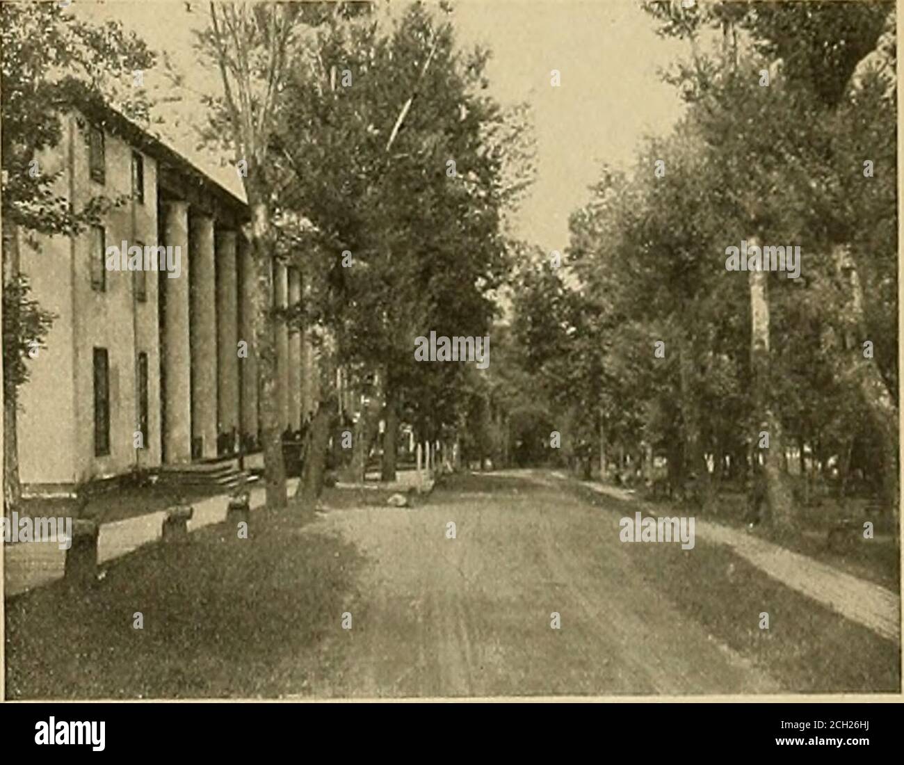 . Baltimore & Ohio resort e sorgenti, estate 1905 . ITUATEIJ sul versante occidentale della CireatNorth Mountain, della catena Shenandoah, ad un'altitudine di 1, S00 piedi. Capon.Springsoffers un posto delizioso in ino.st nelle montagne per trascorrere l'estate, ed è raggiungibile dalla ferrovia di Baltimora & Ohio via Capon,. Va. I venti occidentali prevalenti, provenienti come theydo dalla cima delle Alleghenies, danno all'aria un fresco, secco freschezza e croccante singolarmente rinvigorente e piacevole. Oltre ad essere amo.st attraente resort estivo, è uno dei resort di grande bellezza in questo paese, e molti Foto Stock