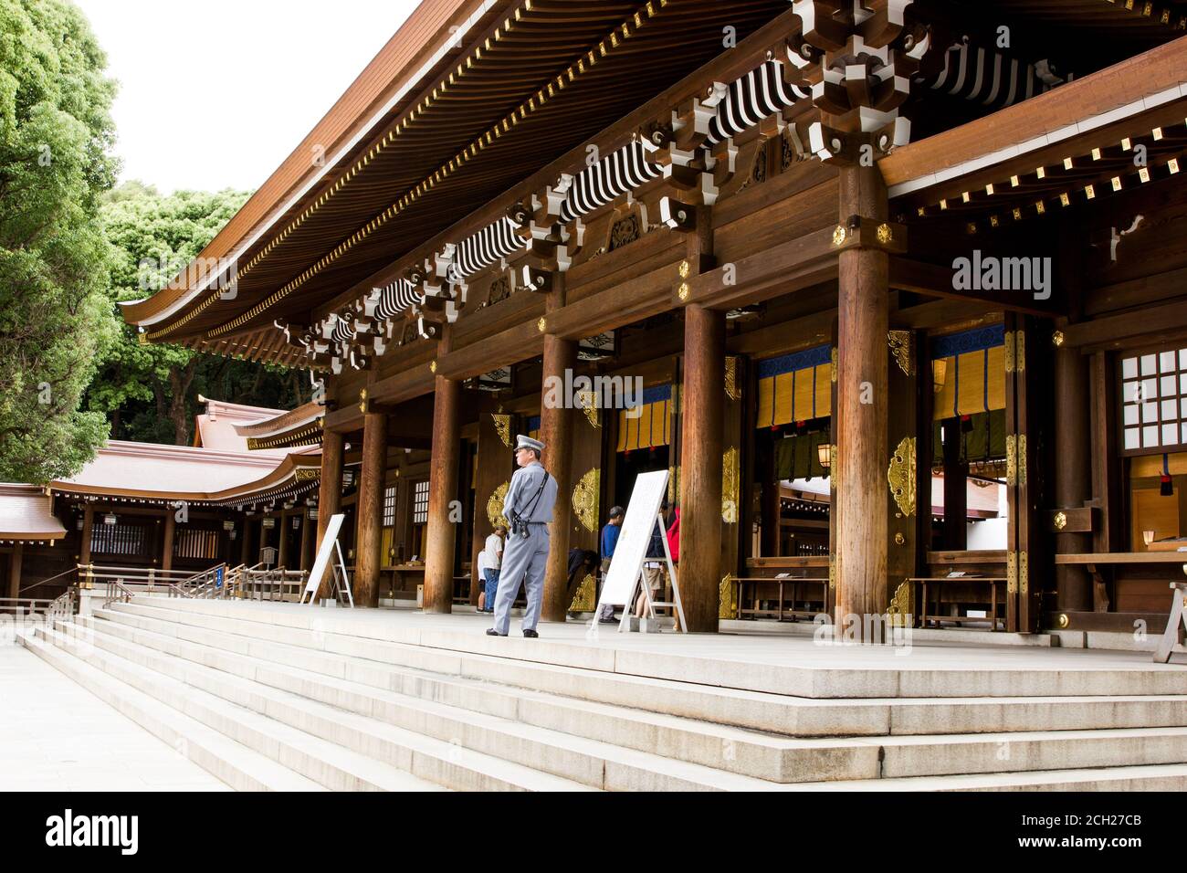 Harajuku, Tokyo / Giappone - 16 giugno 2018: Il santuario Meiji-jingu è un tempio shintoista di Tokyo con splendidi giardini e grandi porte torii. Foto Stock