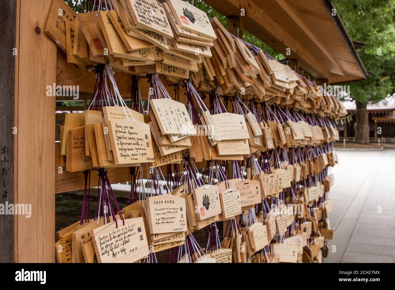 Harajuku/Tokyo / Giappone - 16 giugno 2018: Targhe di preghiera in legno appese al Tempio Meiji-jingu, un santuario shintoista nella trafficata città di Tokyo. Foto Stock