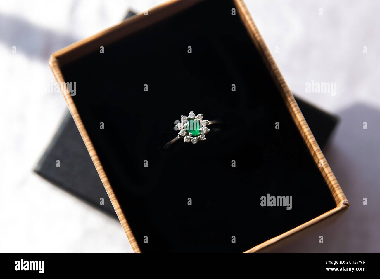 anello diamantato con pietra smeraldo in confezione regalo Foto Stock