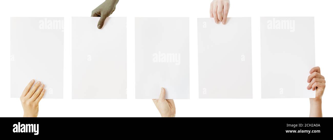gruppo misto con mani che tengono isolata la carta bianca Foto Stock