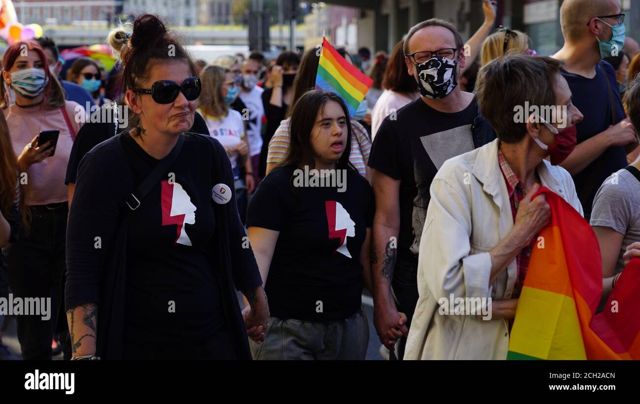 KATOWICE/Polonia - 7 settembre 2020: marzo di uguaglianza LGBT. I giovani che indossano abiti arcobaleno lottano per i diritti LGBTQ+. Dimostrazione durante c Foto Stock