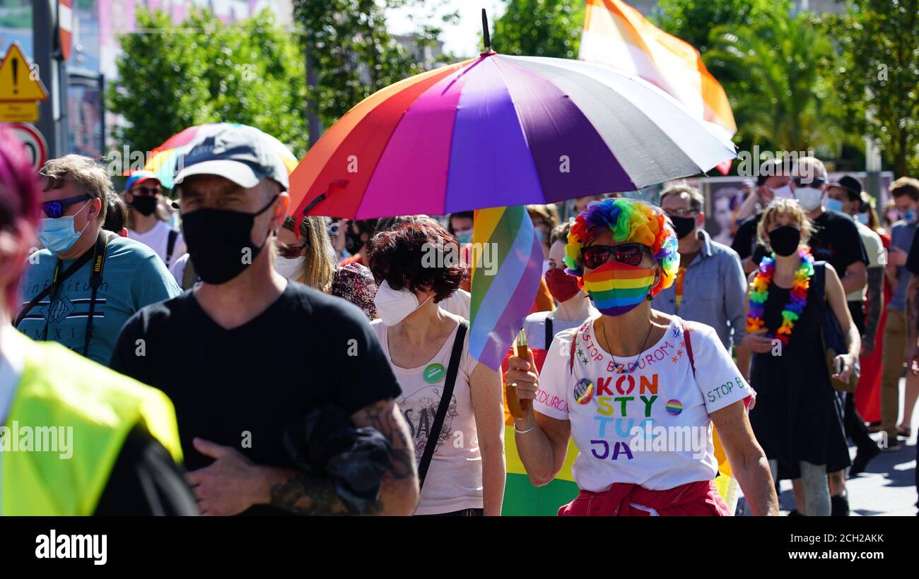 KATOWICE/Polonia - 7 settembre 2020: marzo di uguaglianza LGBT. I giovani che indossano abiti arcobaleno lottano per i diritti LGBTQ+. Dimostrazione durante c Foto Stock