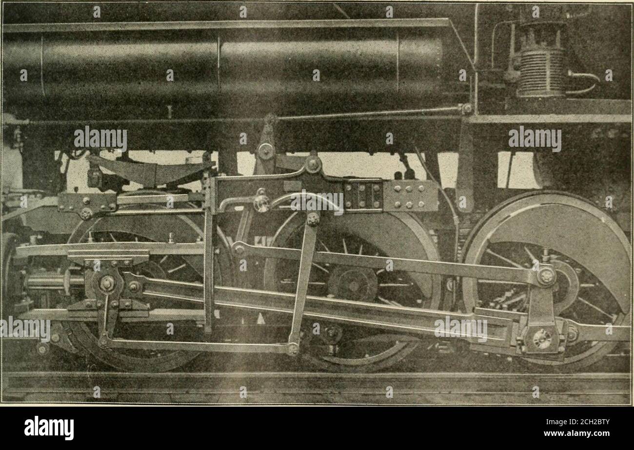 . Ingegneria ferroviaria e locomotiva: Una rivista pratica di energia motrice ferroviaria e materiale rotabile. OMotiva Valve Gear è ricevuto tra gli uomini ferroviari che hanno avuto la possibilità di conoscere a fondo i suoi meriti, E tutte le indagini che ci sono venuti ri-garding i dettagli del suo meccanismo, in-duces noi a dare più di un semplice avviso di passaggio alla sua costruzione e ad- sarà prontamente osservato che il de-vice assomiglia al Valschaerts Valgearing in due particolari importanti. La manovella eccentrica, che fornisce l'emissione della valvola, è fissata al perno di manovella principale Foto Stock