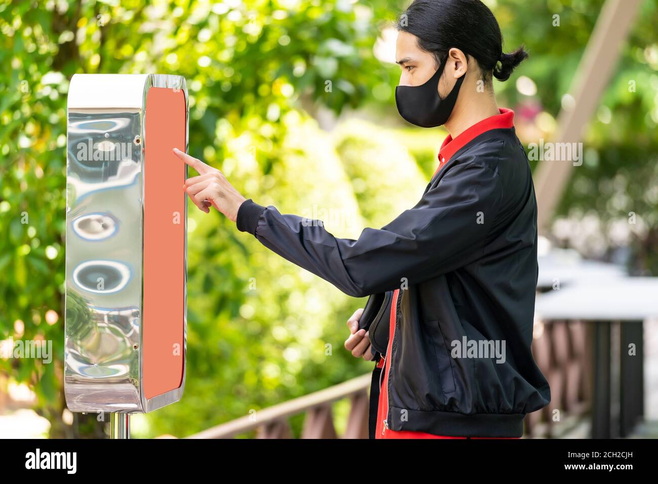 Addetto alla consegna in Asia che utilizza il chiosco per ordinare cibo e ritirare l'ordine in linea al cliente presso il ristorante fast food. Self-service sulla tecnologia online n Foto Stock