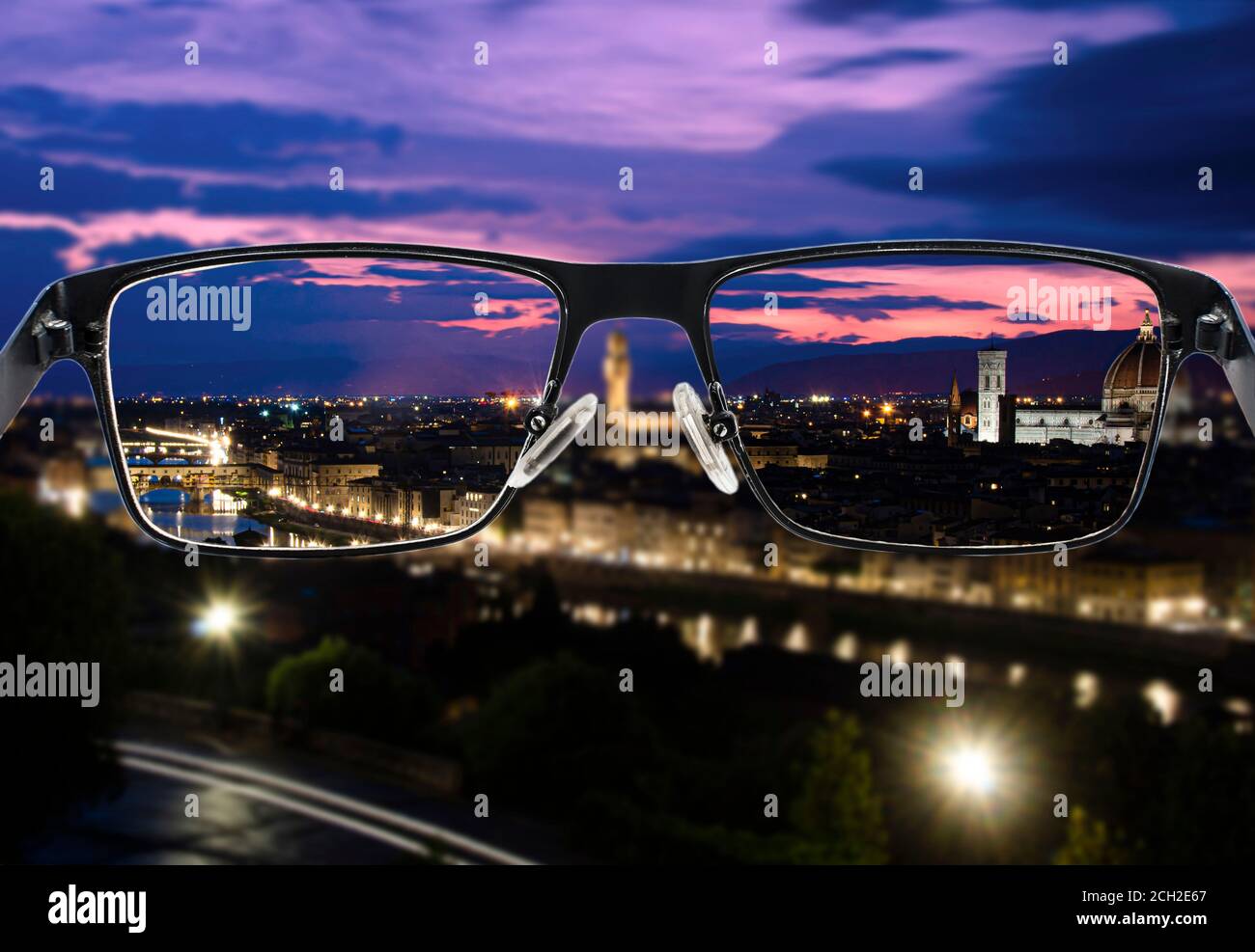 Immagine focalizzata della vista notturna di Firenze. Concetto di visione migliore. Attraverso il telaio degli occhiali. Vista colorata del paesaggio in occhiali. Foto Stock