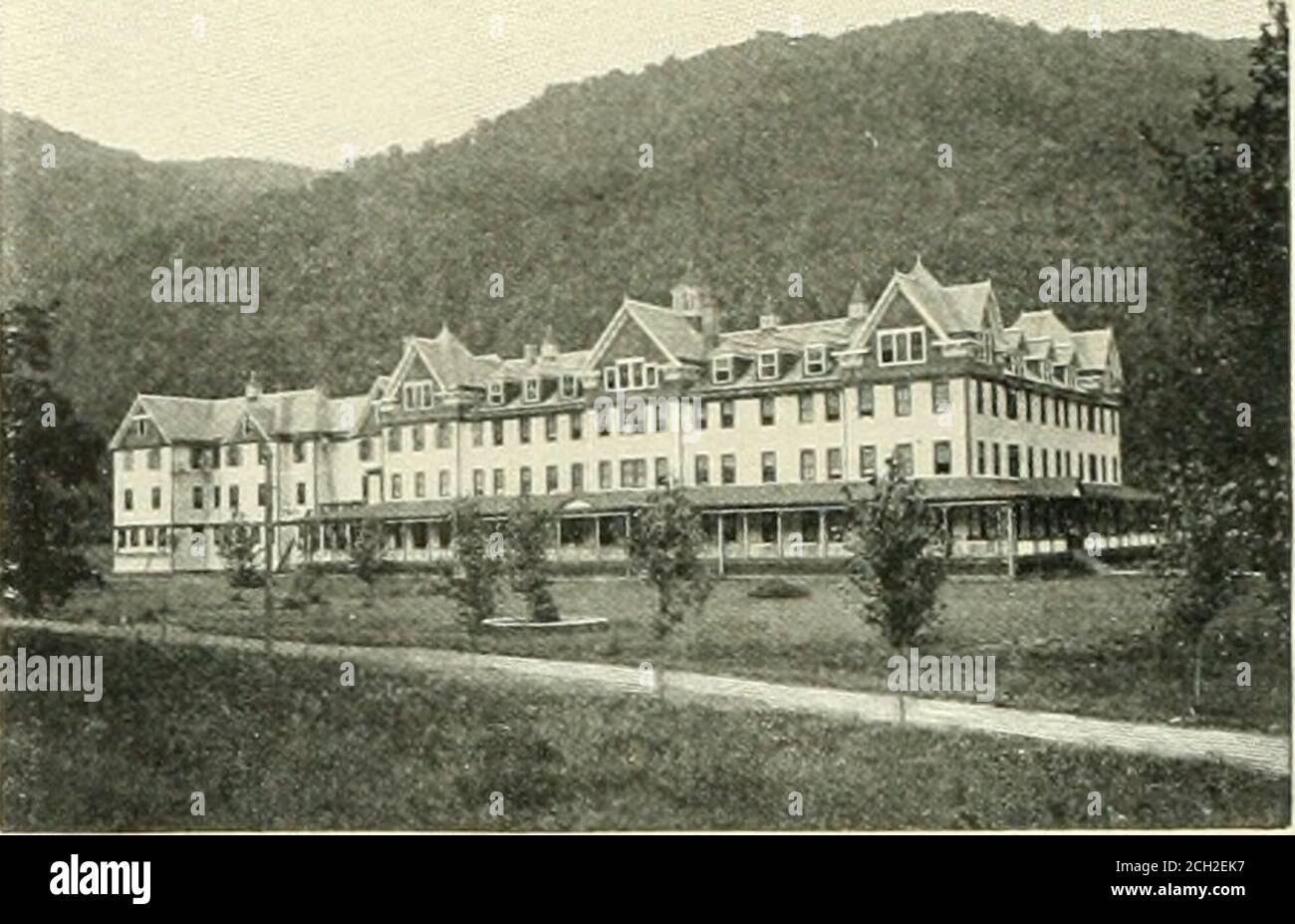 . Il Grande Monte Nord della catena Shenandoah, all'altitudine di 1,800 metri, CaponSprings, W. Va., offre un luogo delizioso in montagna per trascorrere l'estate. E' raggiungibile dalla Baltimora Ik Ohio tramite Harpers Ferry e Capon Road. I venti prevalenti ad ovest, che vengono ashey fanno dalla cima delle AUeghanies, danno all'aria una fresca, secca freschezza e croccante singolarmente rinvigorente e concorde-abile. Oltre ad essere una localita' piu' attiactivesummer, e' una delle piu' grandi localita' salutari in questo paese, e molti uomini e donne devono il loro sollievo dalla sofferenza, t Foto Stock