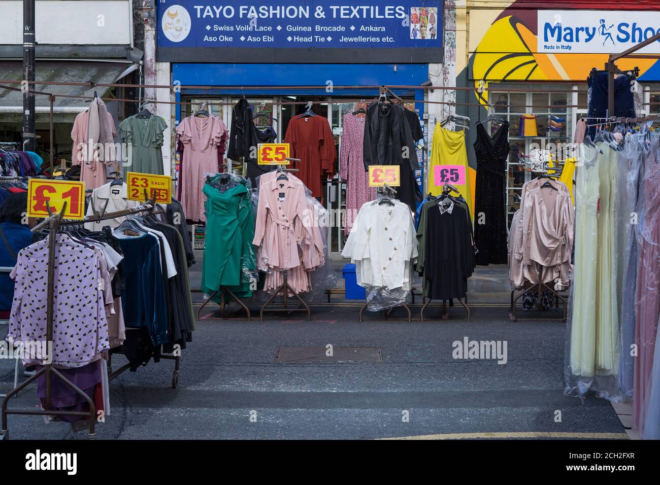 Molte bancarelle di vestiti con il prezzo che mostra. Petticoat Lane Market. Londra Foto Stock
