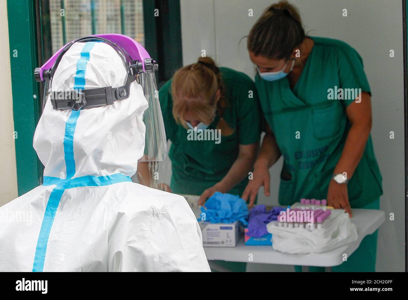 A Coruna-Spain -18 agosto 2020: Un operatore sanitario utilizza un test PCR (bocca e tampone nasale) su una persona all'interno di un'auto Foto Stock
