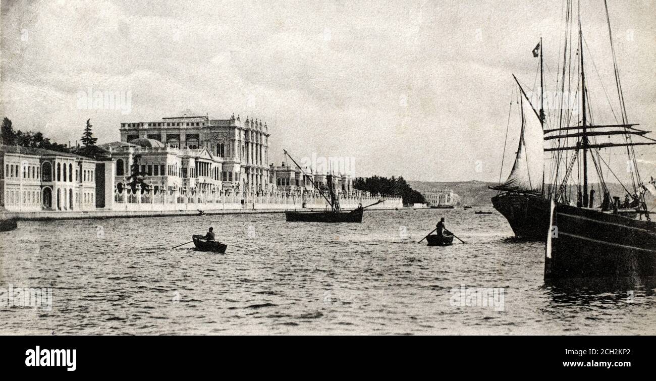 Una vista esterna storica del palazzo imperiale turco Dolmabahçe, Costantinopoli, Turchia, come si vede dal Bosforo, tratto da una cartolina del 1900-1910. Foto Stock