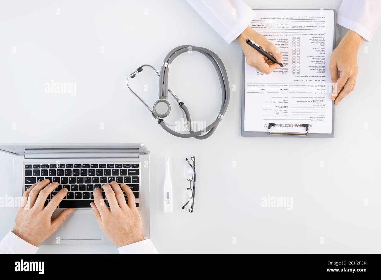 Disposizione piatta delle mani dell'infermiere che riempiono l'anamnesi forma e medico tipizzazione Foto Stock