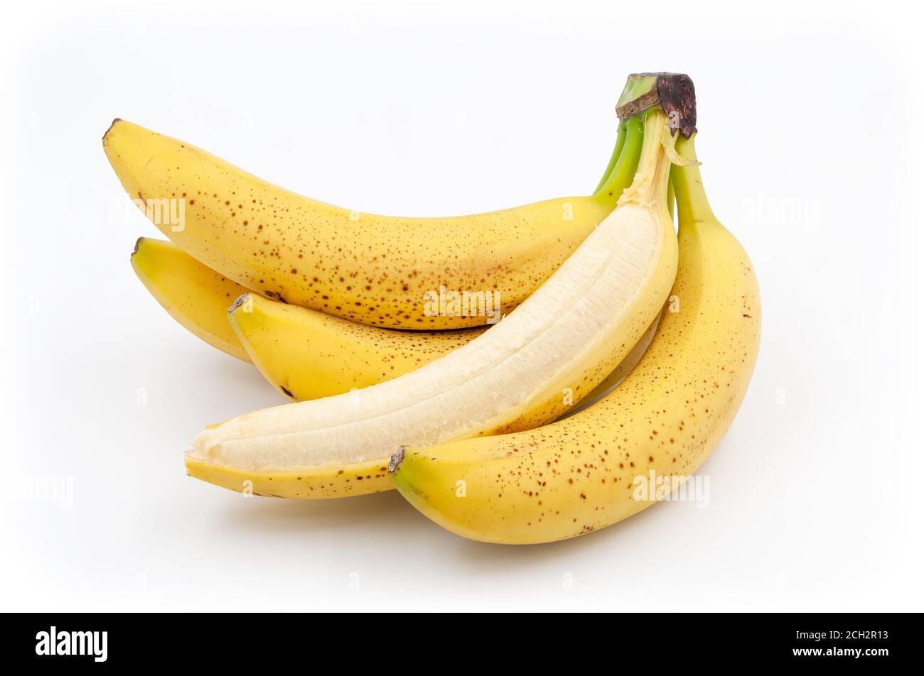 Banane macchiate. Banane cavendish maturate isolate su bianco con ombre Foto Stock
