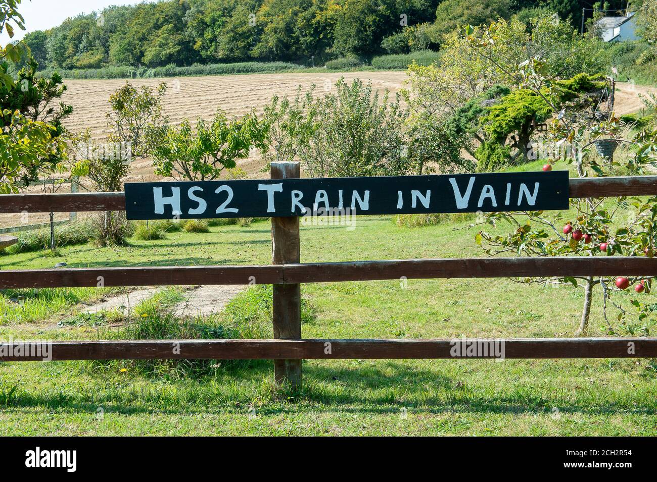 Wendover, Aylesbury vale, Buckinghamshire. 13 settembre 2020. Messaggi anti HS2 a case vicino ai boschi. Splendide viste sull'Aylesbury vale, molte delle quali devono essere scolpite dal controverso collegamento ferroviario ad alta velocità HS2 che distruggerà antichi boschi e habitat naturali. Credit: Maureen McLean/Alamy Live News Foto Stock