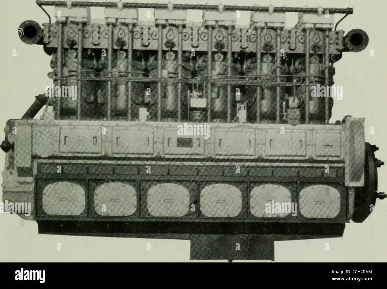 . Procedimenti ufficiali . l.-)(»(i II Locomotie per trasporto diesel e le sei liKH) II.P. Diesel p;locomotive ad issenger sulle Ferrovie statali Siamesi; a9(10 H.P. locmiotiva per passeggeri sulla Ferrovia PDM di Franceand tre 1700 H.L. i)unità di sequestramento per la Ferrovia Meridionale Buenos Aires GreatSouthern dell'Argentina. Ha i)een il miglioramento costante dei motori che hasrened la locomotiva elettrica diesel i)osible. L'uso di in- 134 lern.il cnihuslioiii cui^iiics lor railway ser-icc realmente iniziato inli)2&gt; 1)V l'introdiuzione ot a (io-ton switchinj^ IC^comotiva ])(AV-ered da un •Kin II Diesel e Foto Stock