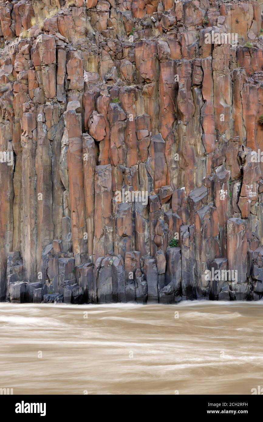 John Day River scorre sotto le scogliere basaltiche colonnari, nel deserto centrale dell'Oregon, Stati Uniti Foto Stock