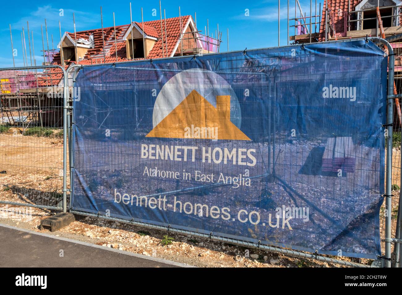 Segno o banner per Bennett Homes di fronte al St Edmund's Park sviluppo, una nuova tenuta di case su un sito verde sul bordo di Hunstanton. Foto Stock