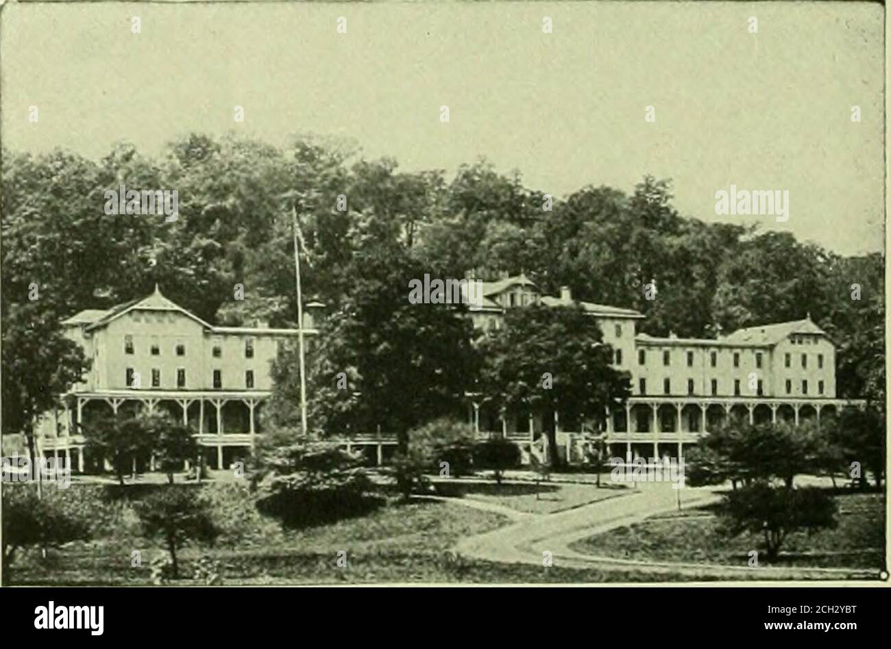 . Libro del blu reale. Nove resort, dieci miglia da Oakland e dodici miglia da Deer Park, su strade che sono insuperabili per uno scenario pittoresco e vellutato. A West Virginaline questa strada si mergesinto nel vecchio turn-pike nord-occidentale, che passa Brookside sulla strada per Wheeling. Il resort deriva il nome dalla propietà del Fiume RyonTrout, un affluente del Fiume Youghio-Gheny. Brookside è raggiungibile dalla Baltimora & Ohio Railroad via Oakland. AURORA, W. VA. Un altro bel resort estivo amongthe alte montagne e rimosso dalla vicinanza immediata della ferrovia è Aur Foto Stock