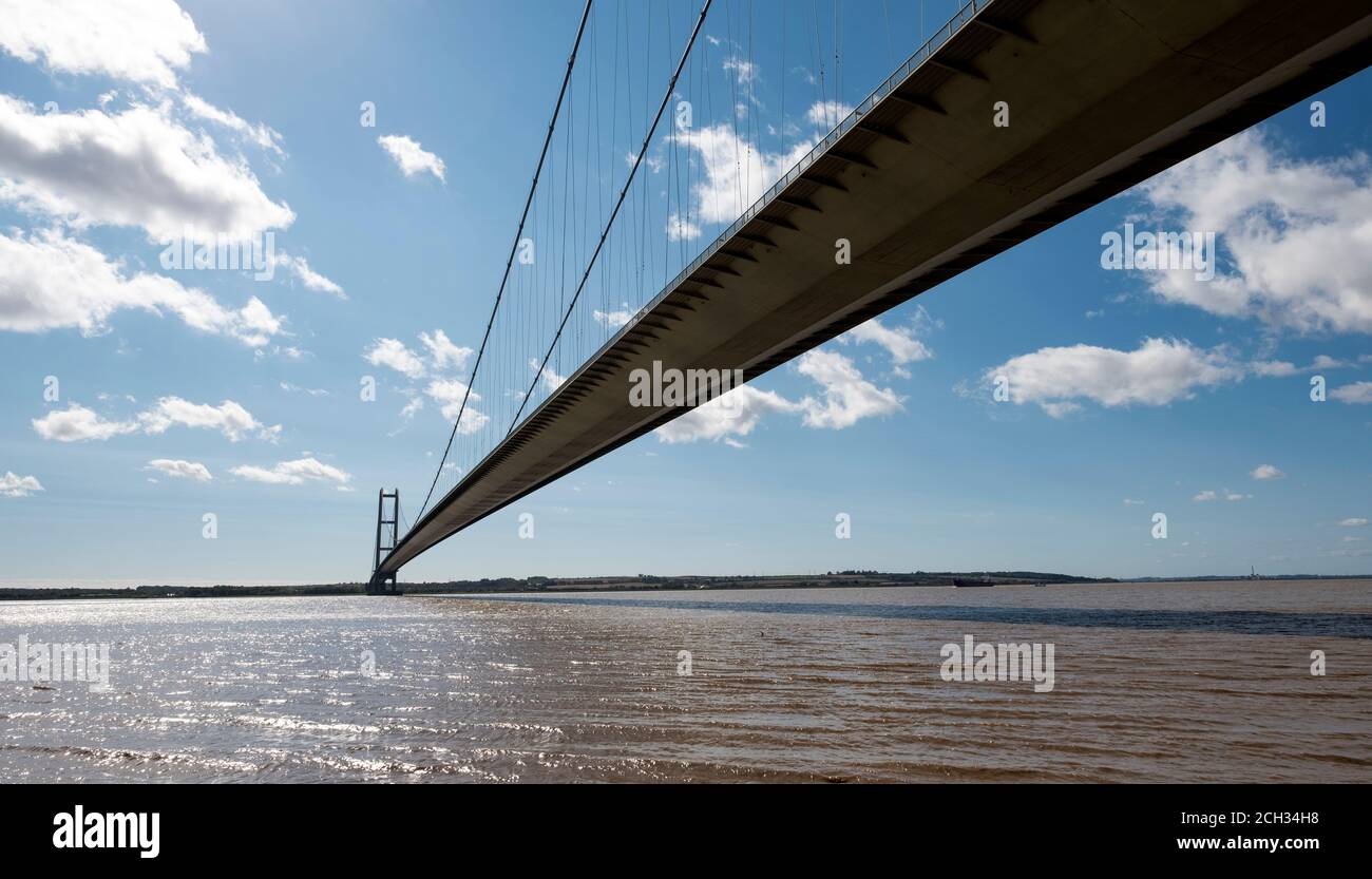 Ponte di sospensione lungo e stretto Foto Stock